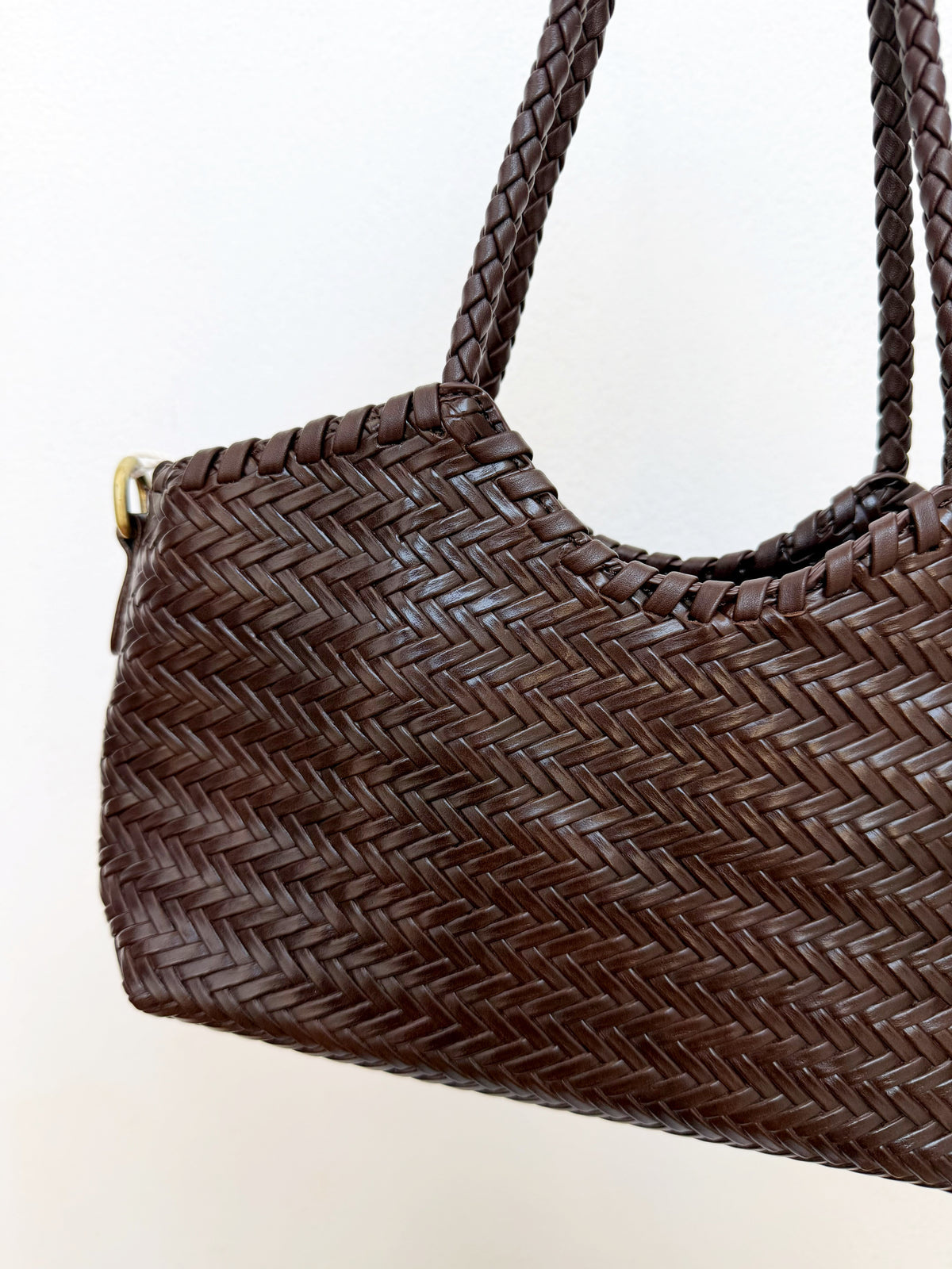 Bolso trenzado marrón