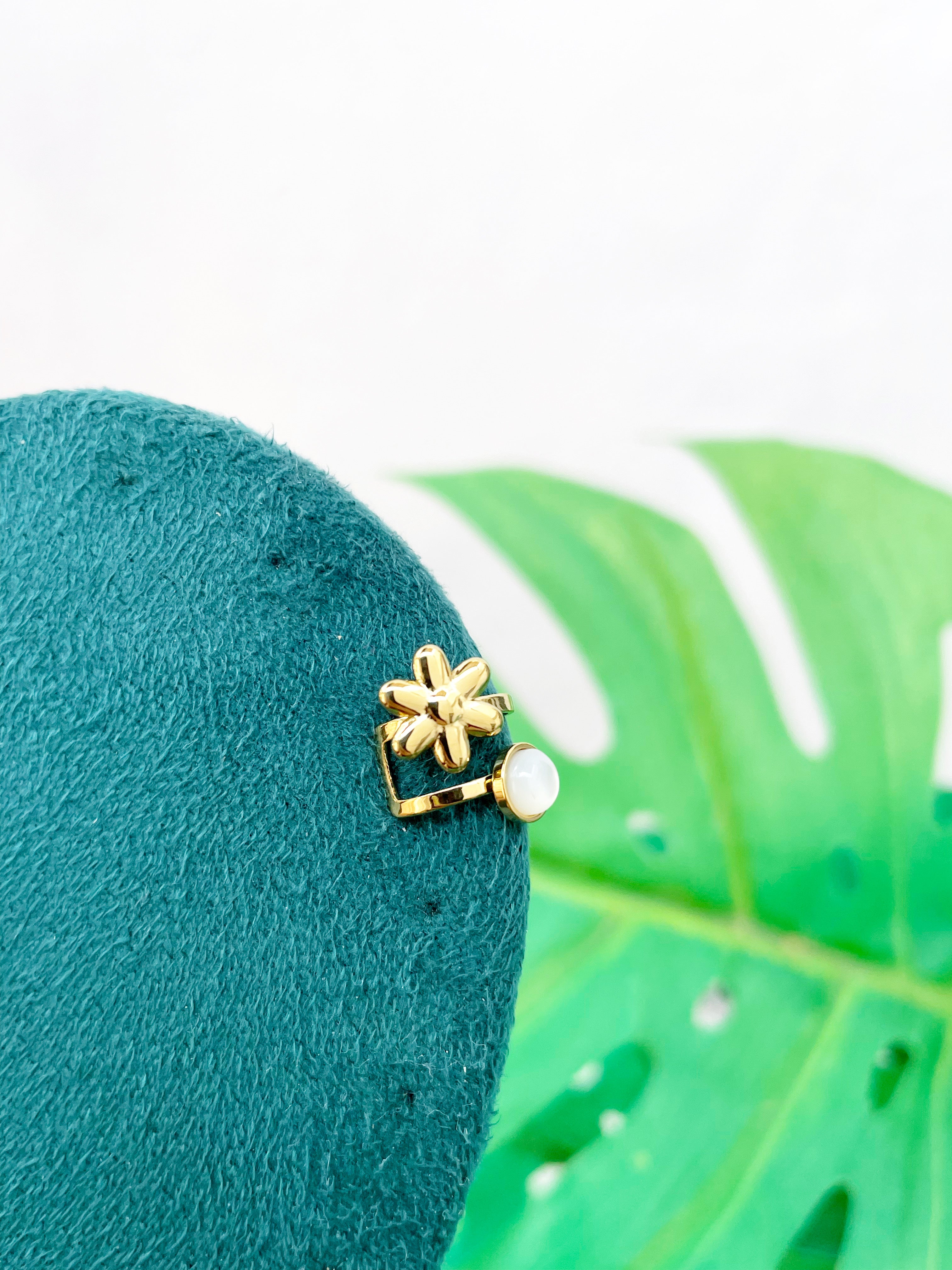 Earcuff flor y nácar (unidad)