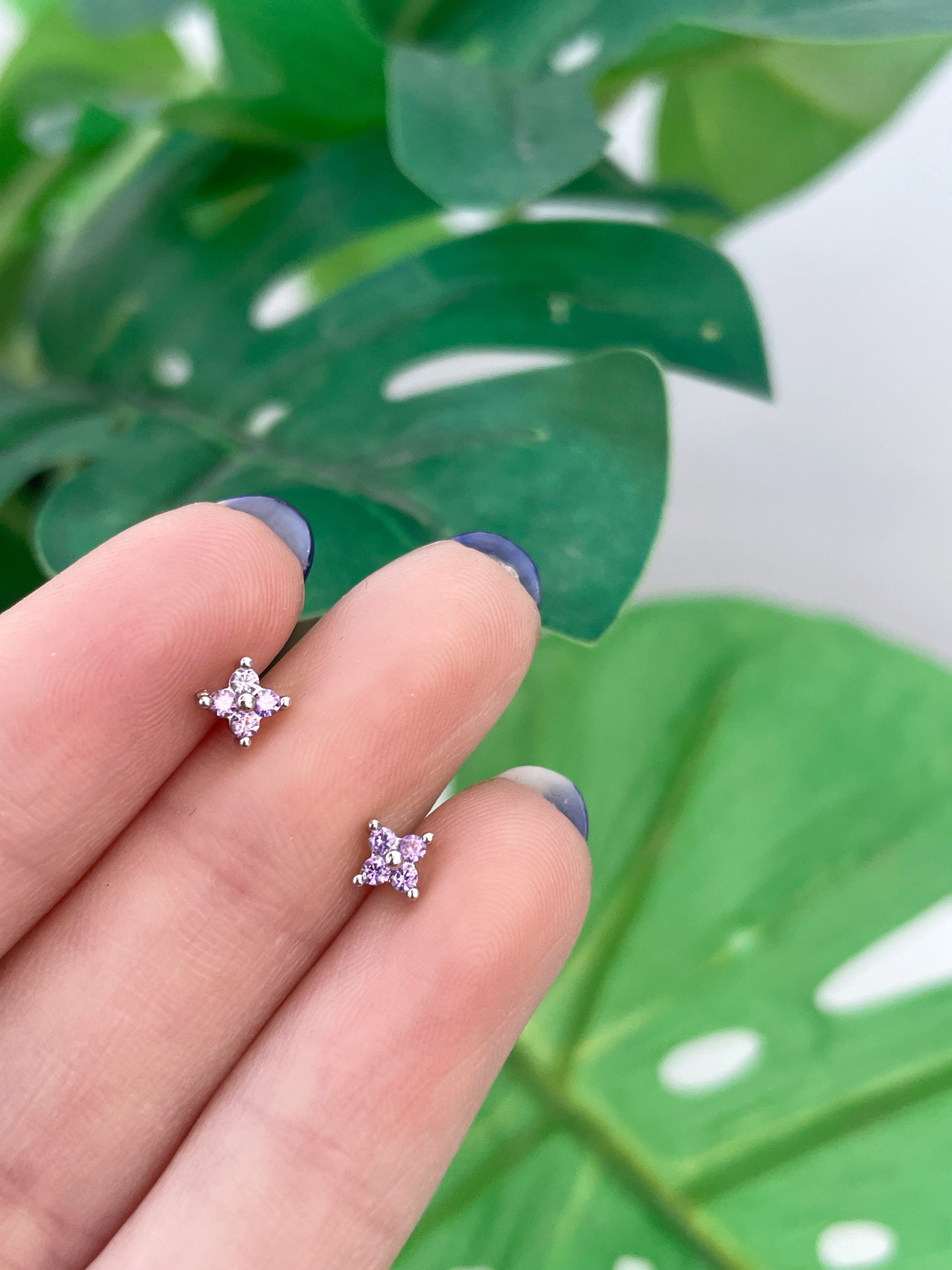 Mini flor lila plata (unidad) Cierre plano